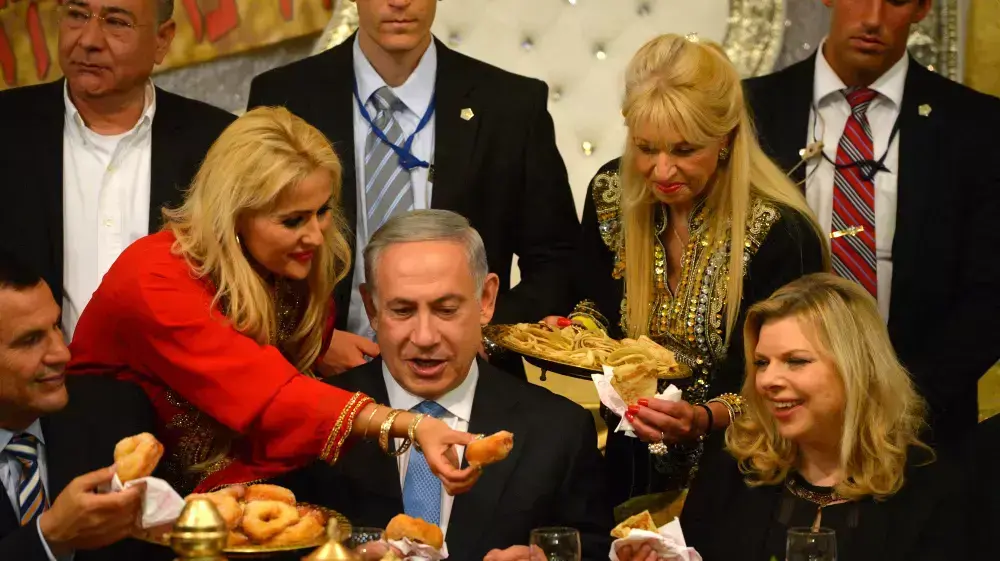 ראש הממשלה בנימין נתניהו חוגג את המימונה עם רעייתו באור עקיבא, אפריל 2015 ראש הממשלה בנימין נתניהו חוגג את המימונה עם רעייתו באור עקיבא, אפריל 2015