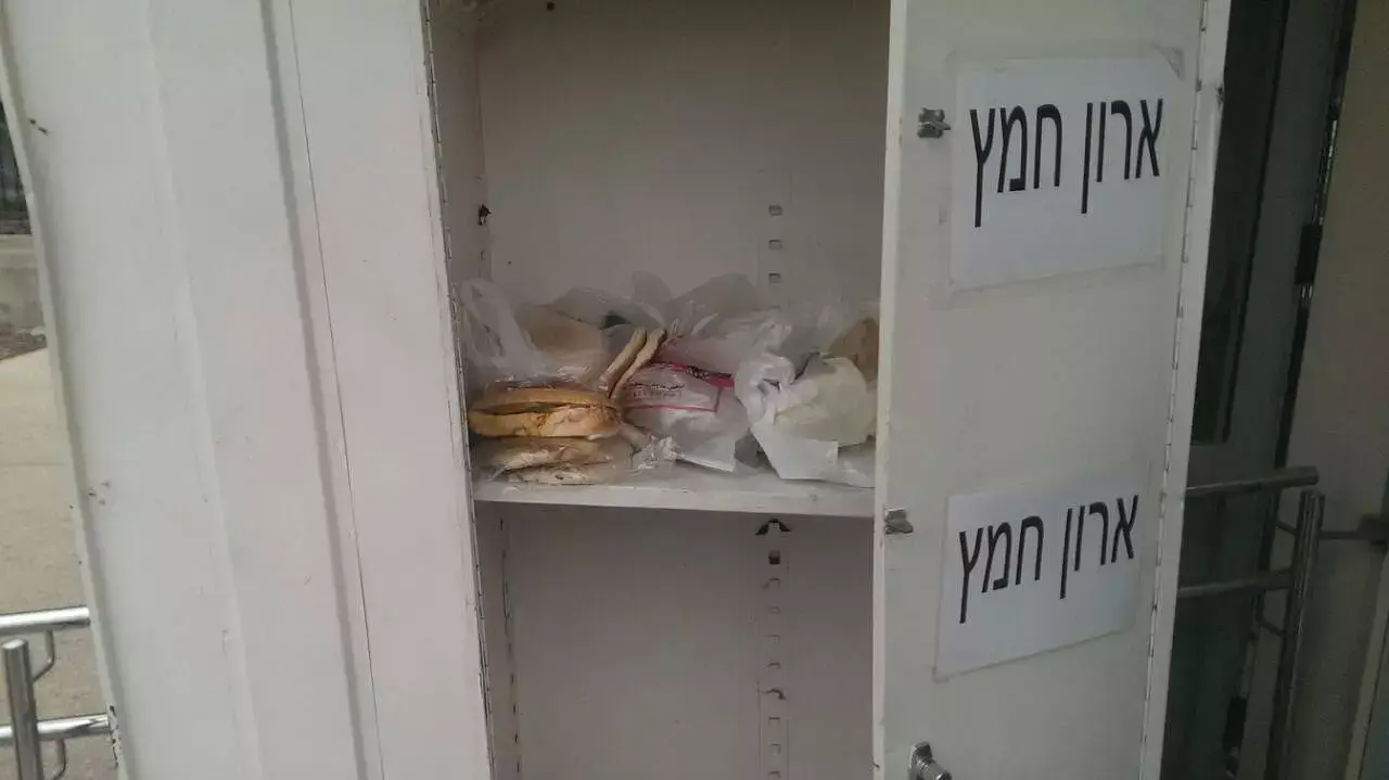 ארון שבו מאחסנים חמץ שהוחרם בפסח בבית החולים העמק בעפולה ארון שבו מאחסנים חמץ שהוחרם בפסח בבית החולים העמק בעפולה