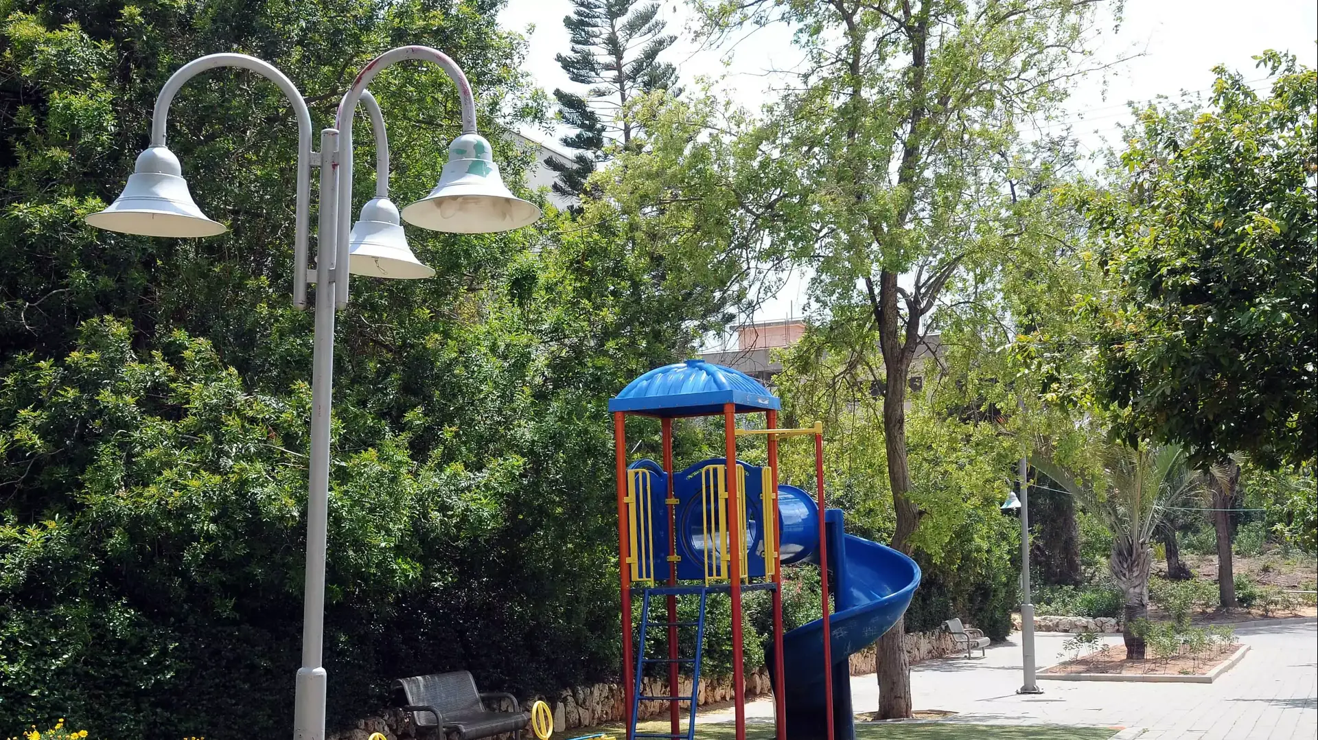 גן ציבורי ברחוב ויצמן בחולון, אפריל 2015 גן ציבורי ברחוב ויצמן בחולון, אפריל 2015