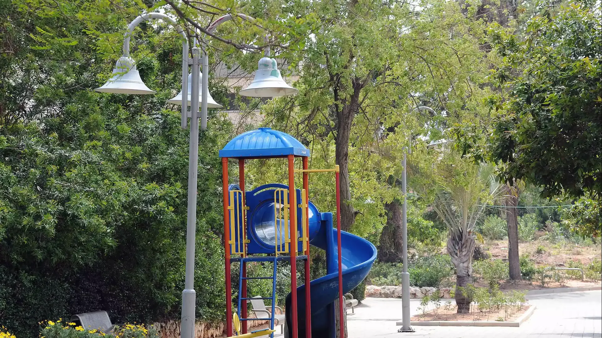 גן ציבורי ברחוב ויצמן בחולון, אפריל 2015 גן ציבורי ברחוב ויצמן בחולון, אפריל 2015