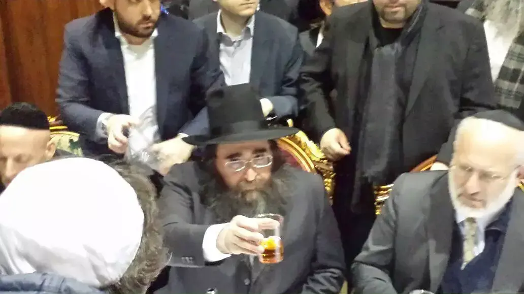 הרב יאשיהו פינטו בחיגות פורים בישיבתו בניו יורק, מרץ 2015 הרב יאשיהו פינטו בחיגות פורים בישיבתו בניו יורק, מרץ 2015