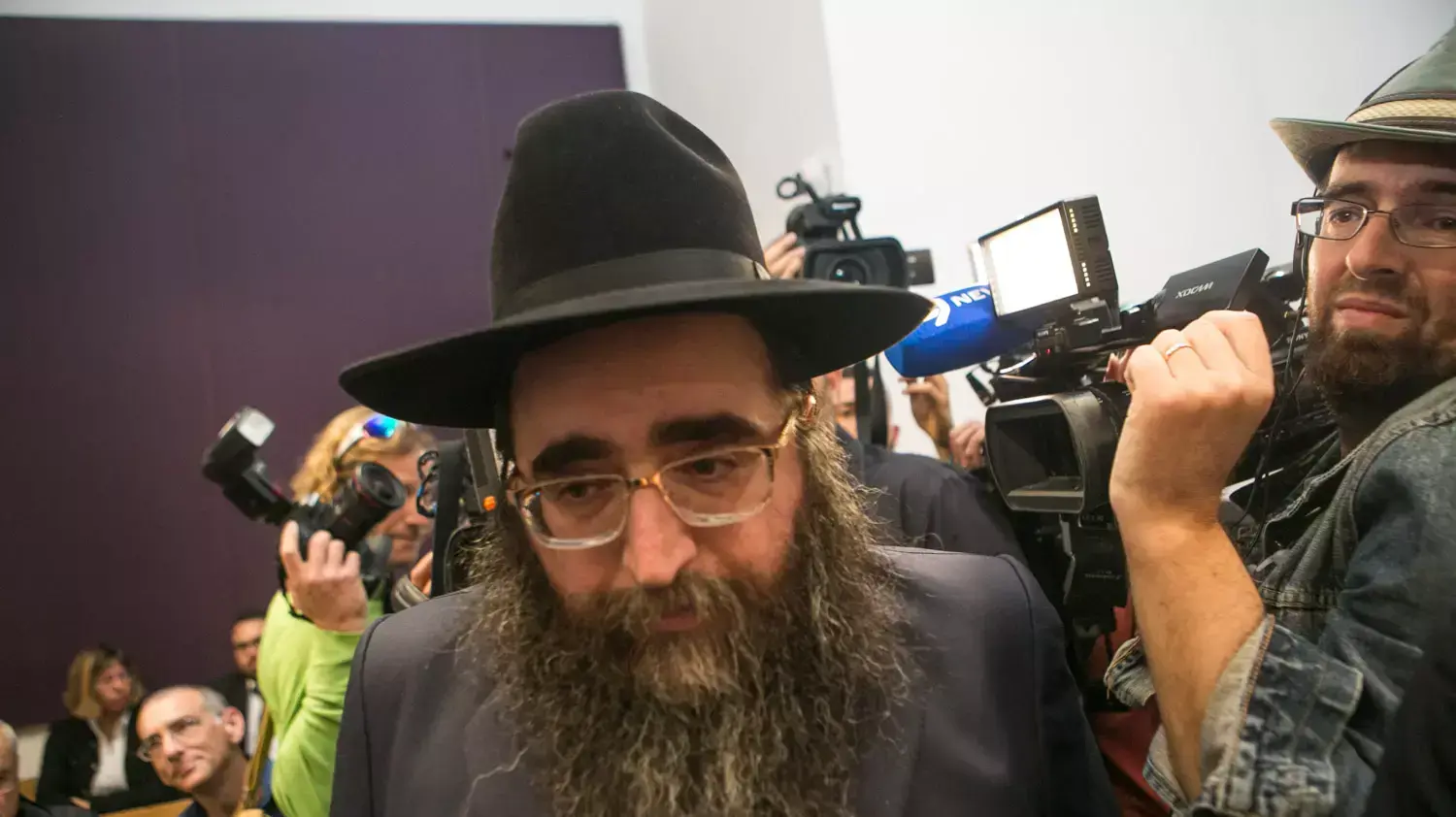 הקראת כתב האישום של הרב פינטו במחוזי בתל אביב, אפריל 2015 הקראת כתב האישום של הרב פינטו במחוזי בתל אביב, אפריל 2015
