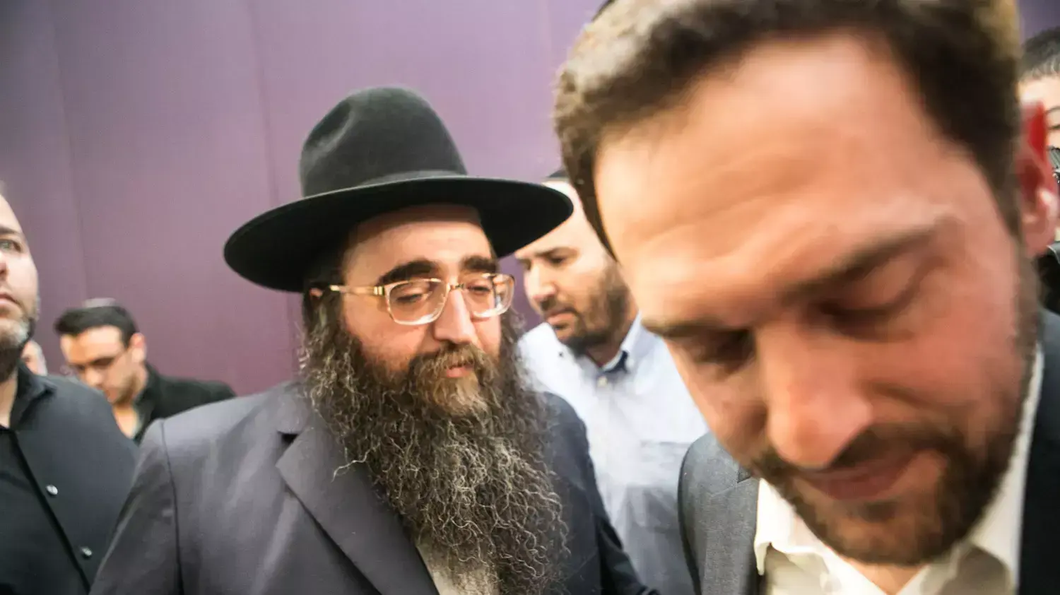 הקראת כתב האישום של הרב פינטו במחוזי בתל אביב, אפריל 2015 הקראת כתב האישום של הרב פינטו במחוזי בתל אביב, אפריל 2015