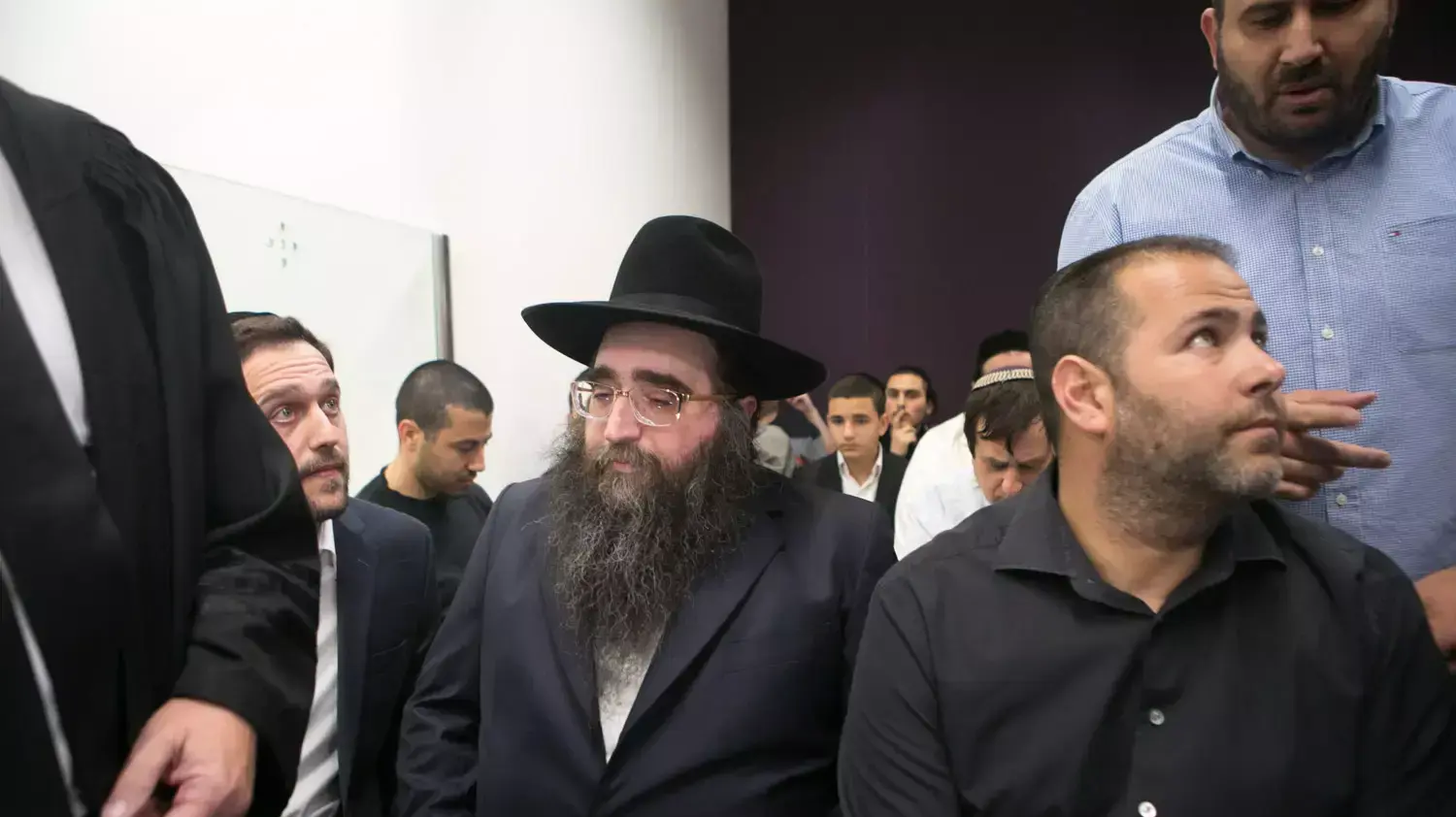 הקראת כתב האישום של הרב פינטו במחוזי בתל אביב, אפריל 2015 הקראת כתב האישום של הרב פינטו במחוזי בתל אביב, אפריל 2015