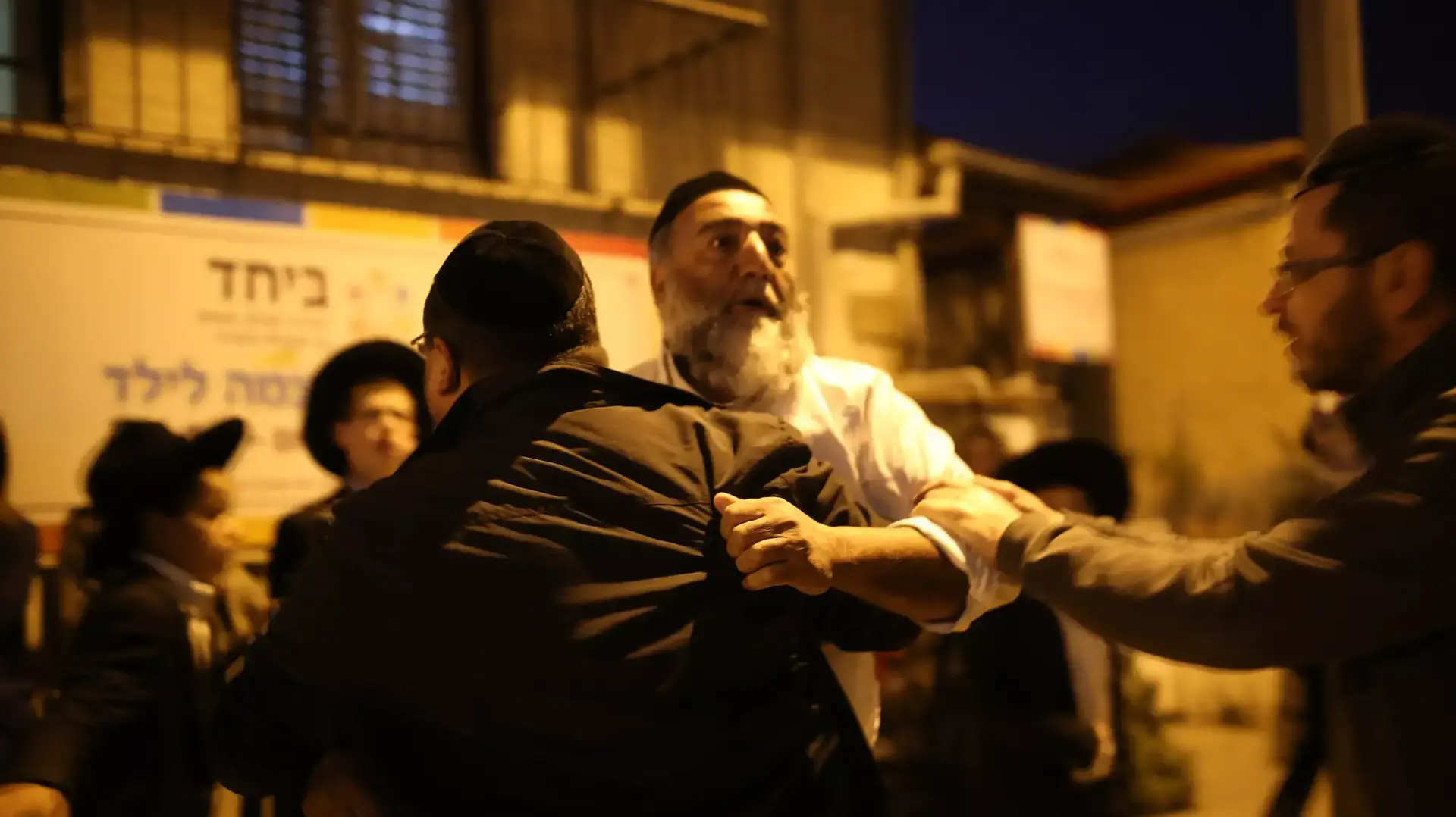 הורי התלמידות במדרשת "באר מרים" מפגינים מול המדרשה, אפריל 2015 הורי התלמידות במדרשת "באר מרים" מפגינים מול המדרשה, אפריל 2015
