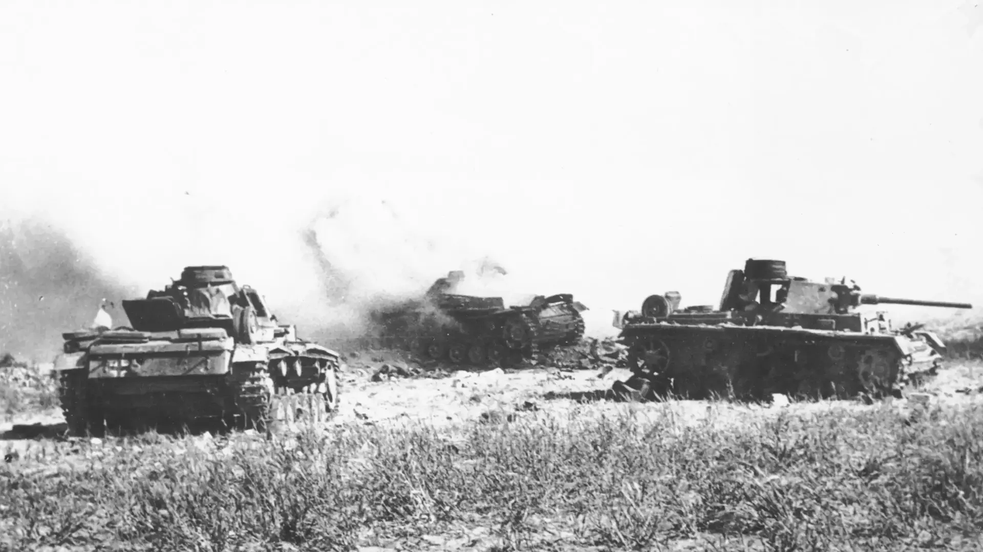 טנקים גרמניים שרופים לאחר קרב בתוניסיה, 1943 טנקים גרמניים שרופים לאחר קרב בתוניסיה, 1943