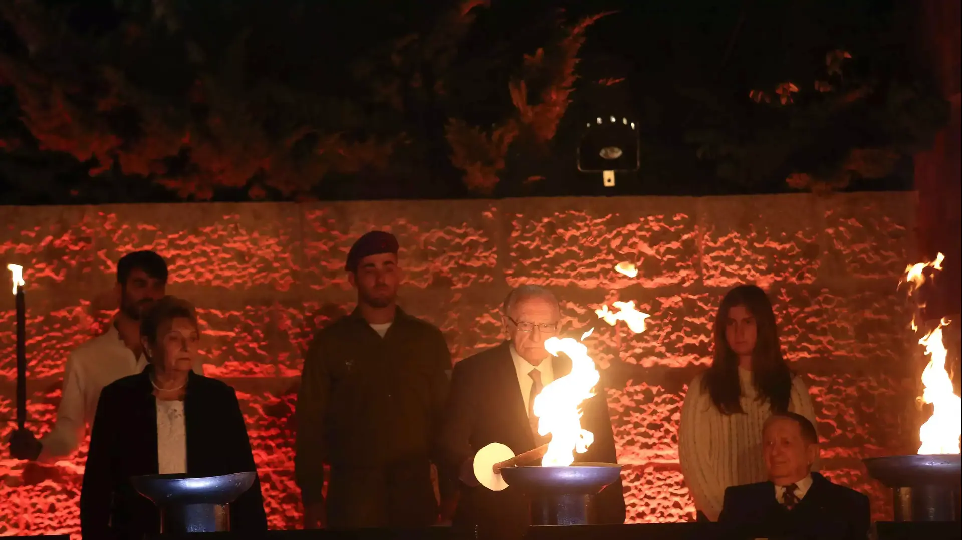 הדלקת משואות בטקס לציון יום הזיכרון לשואה ולגבורה ביד ושם, אפריל 2015 הדלקת משואות בטקס לציון יום הזיכרון לשואה ולגבורה ביד ושם, אפריל 2015
