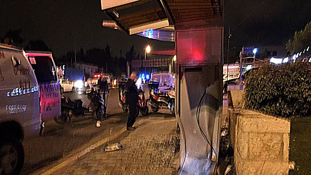נושא: תאונת דרכים בגבעת הצרפתית בירושלים רכב התנגש בתחנת אוטובוס 15 אפריל 2015 נושא: תאונת דרכים בגבעת הצרפתית בירושלים רכב התנגש בתחנת אוטובוס 15 אפריל 2015