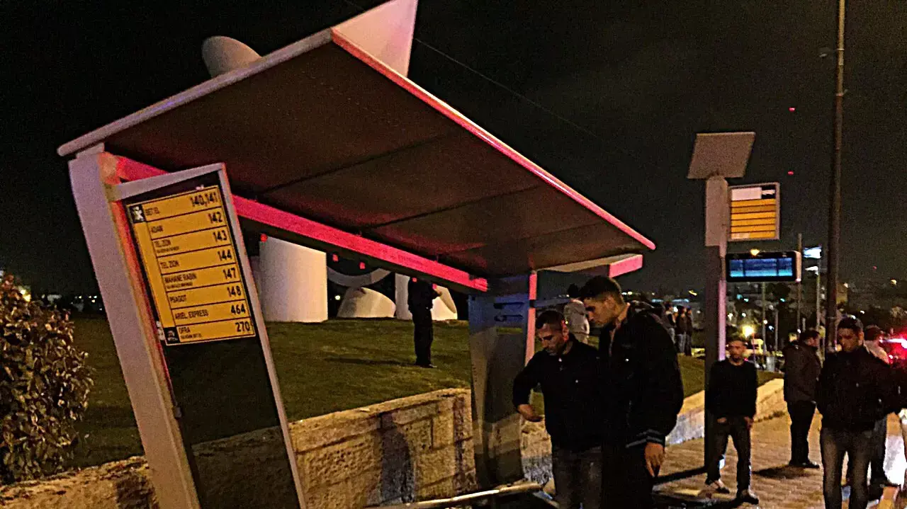 נושא: תאונת דרכים בגבעת הצרפתית בירושלים רכב התנגש בתחנת אוטובוס 15 אפריל 2015 נושא: תאונת דרכים בגבעת הצרפתית בירושלים רכב התנגש בתחנת אוטובוס 15 אפריל 2015