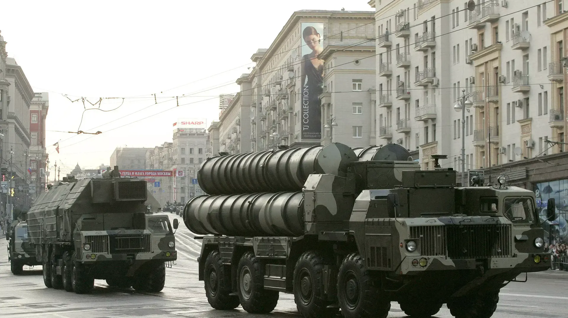 מערכות הגנה מדגם S-300 במצעד צבאי במוסקבה  2009
