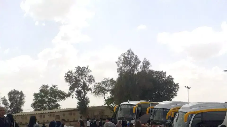 נוסעים בטיסת ארקיע לאילת אחרי הנחיתה בעקבות תקלה במטוס, 16 אפריל 2015 נוסעים בטיסת ארקיע לאילת אחרי הנחיתה בעקבות תקלה במטוס, 16 אפריל 2015