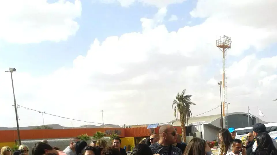 נוסעים בטיסת ארקיע לאילת אחרי הנחיתה בעקבות תקלה במטוס, 16 אפריל 2015