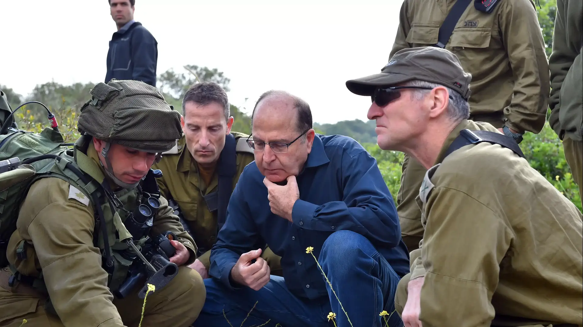 שר הביטחון, משה (בוגי) יעלון, בביקורו בתרגיל של חטיבת הצנחנים הסדירה. אפריל 2015