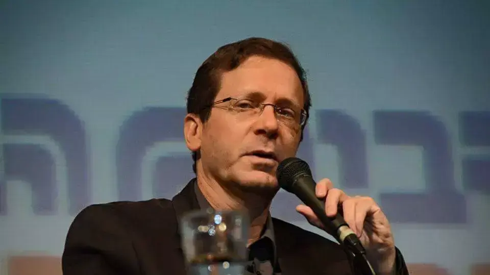 יצחק הרצוג באירוע שבתרבות בתיאטרון הבימה בתל אביב, אפריל 2015 יצחק הרצוג באירוע שבתרבות בתיאטרון הבימה בתל אביב, אפריל 2015