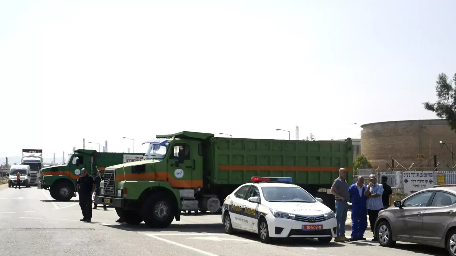 משאיות של עיריית חיפה חוסמות את הכניסה למפעלי בז"ן, אפריל 2015 משאיות של עיריית חיפה חוסמות את הכניסה למפעלי בז"ן, אפריל 2015