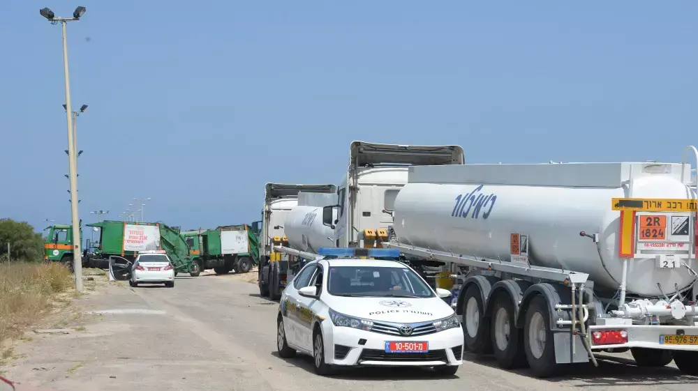 משאיות של עיריית חיפה חוסמות את הכניסה למסוף כימיקלים, אפריל 2015 משאיות של עיריית חיפה חוסמות את הכניסה למסוף כימיקלים, אפריל 2015