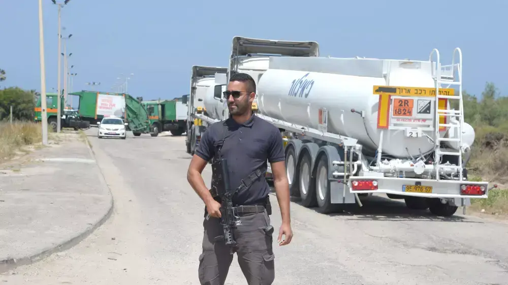 משאיות של עיריית חיפה חוסמות את הכניסה למסוף כימיקלים, אפריל 2015 משאיות של עיריית חיפה חוסמות את הכניסה למסוף כימיקלים, אפריל 2015