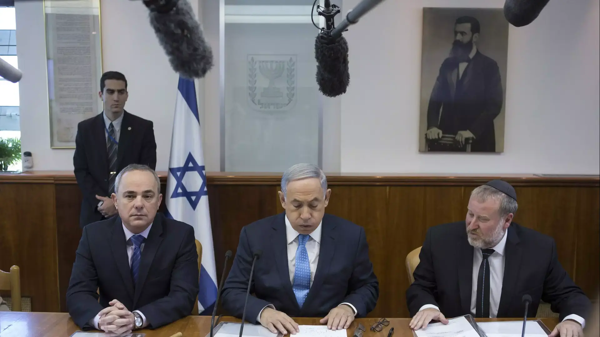 רוה"מ בנימין נתניהו בישיבת ממשלה, אפריל