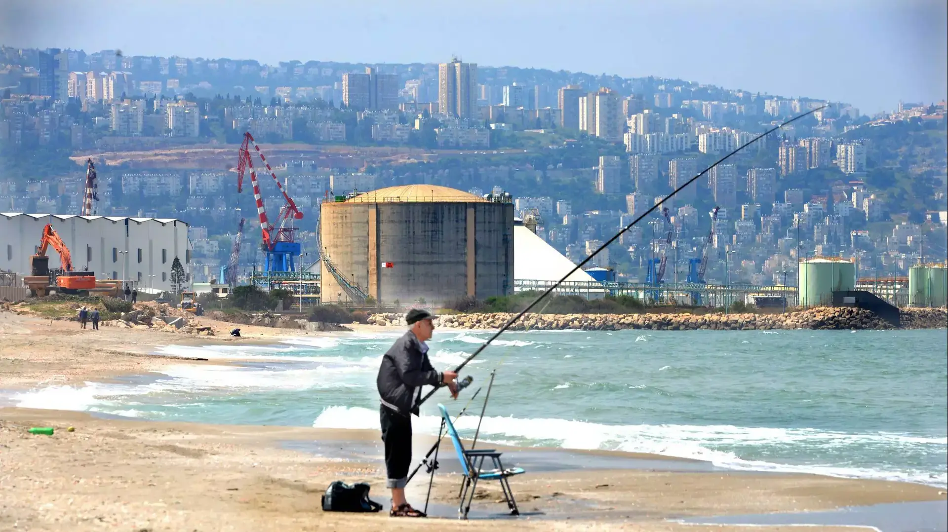 מבט לחיפה מחוף קריית חיים, אפריל 2015