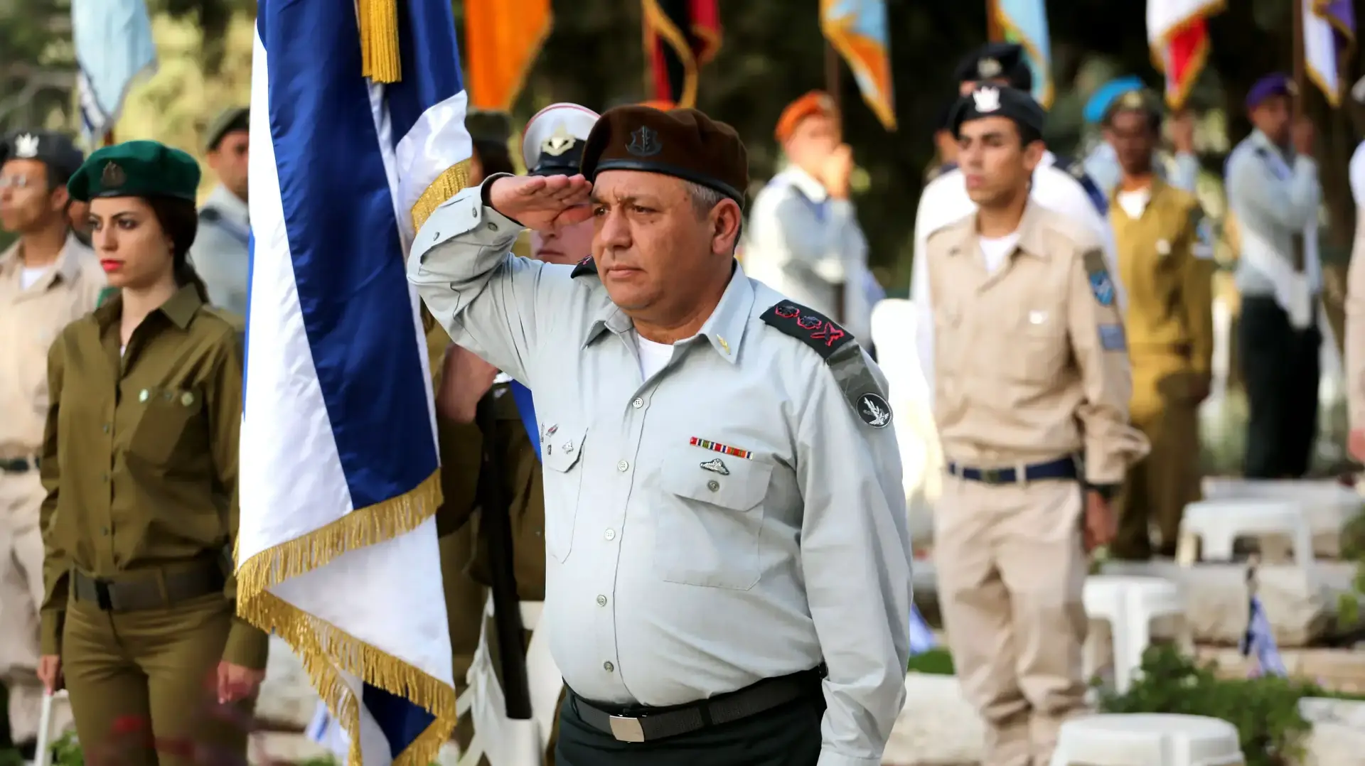 טקס הנחת "דגלון לנופל" על קבריהם של חללי מערכות ישראל, אפריל 2015 טקס הנחת "דגלון לנופל" על קבריהם של חללי מערכות ישראל, אפריל 2015