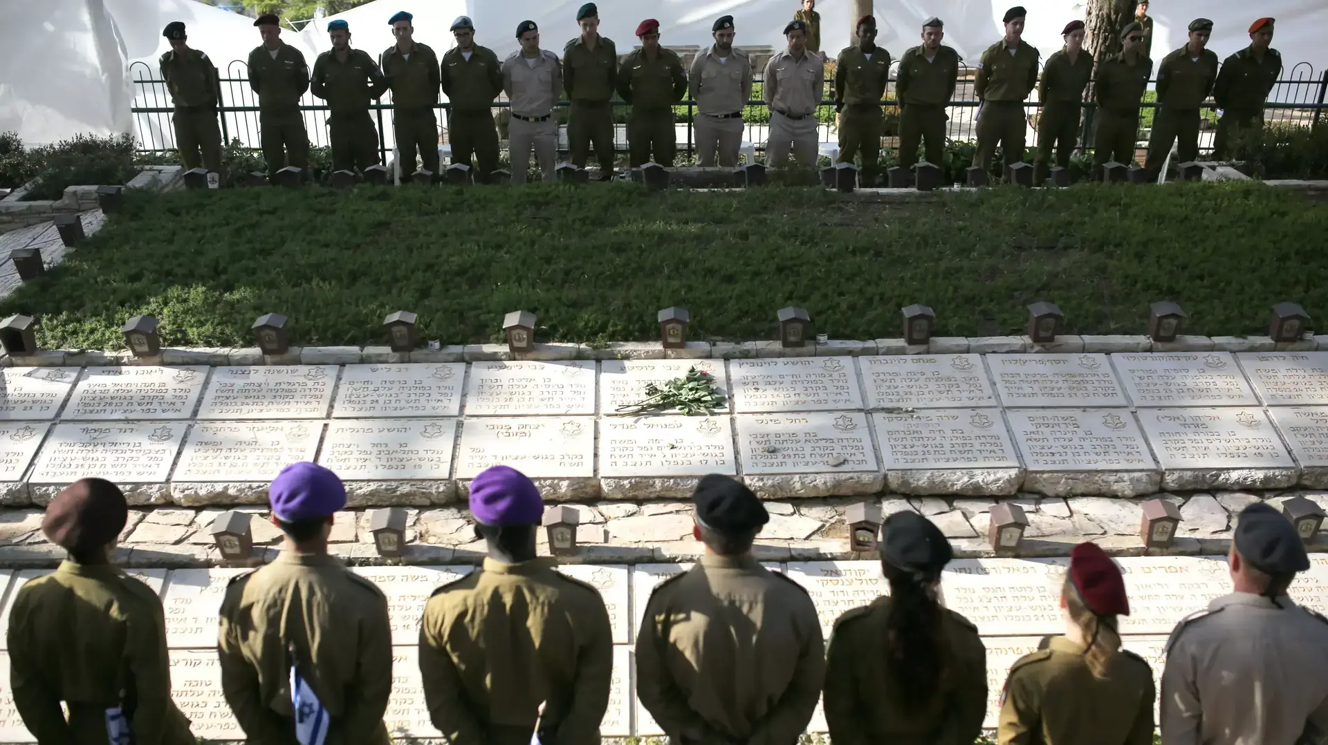 טקס הנחת "דגלון לנופל" על קבריהם של חללי מערכות ישראל, אפריל 2015