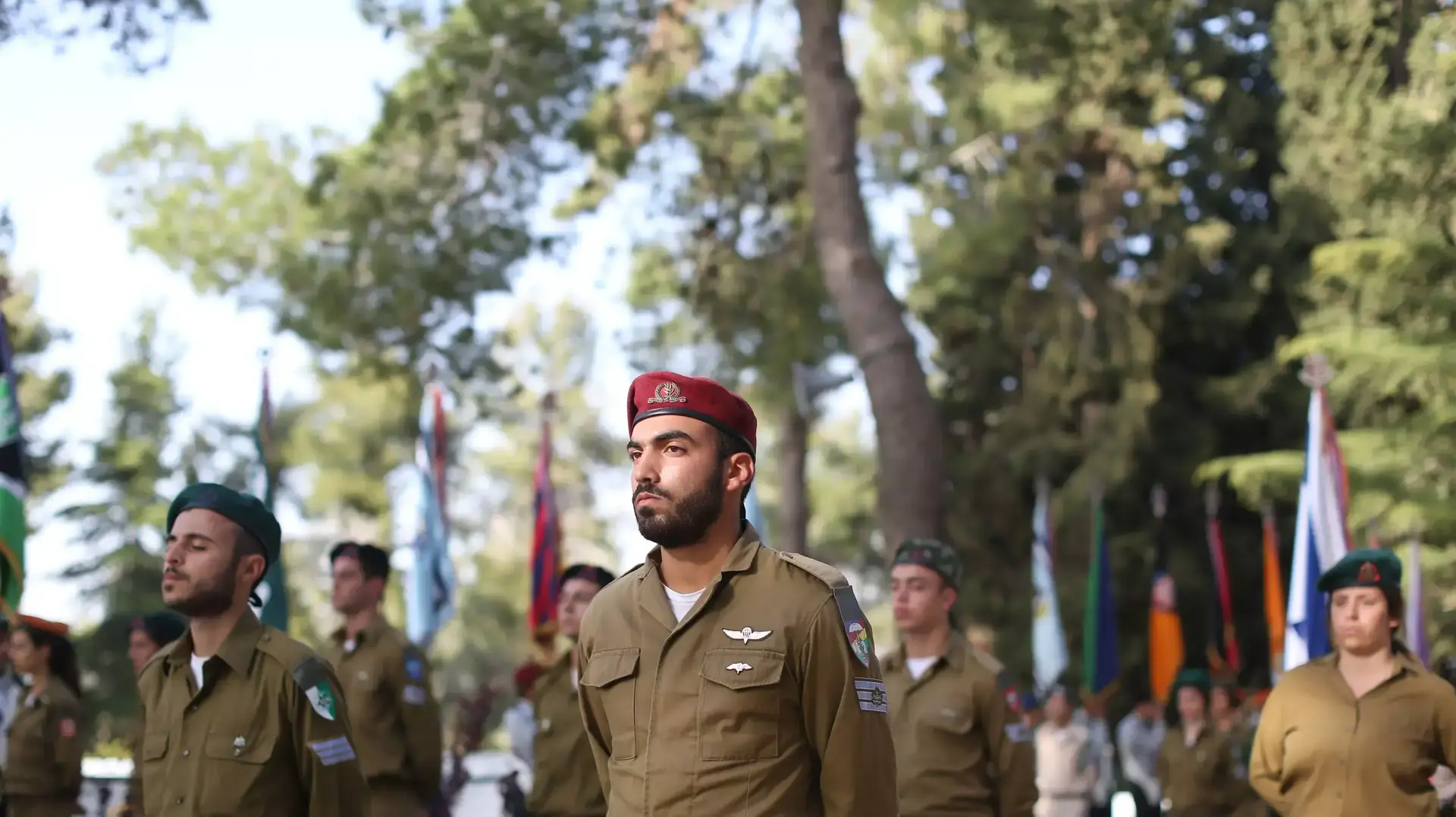 טקס הנחת "דגלון לנופל" על קבריהם של חללי מערכות ישראל, אפריל 2015 טקס הנחת "דגלון לנופל" על קבריהם של חללי מערכות ישראל, אפריל 2015