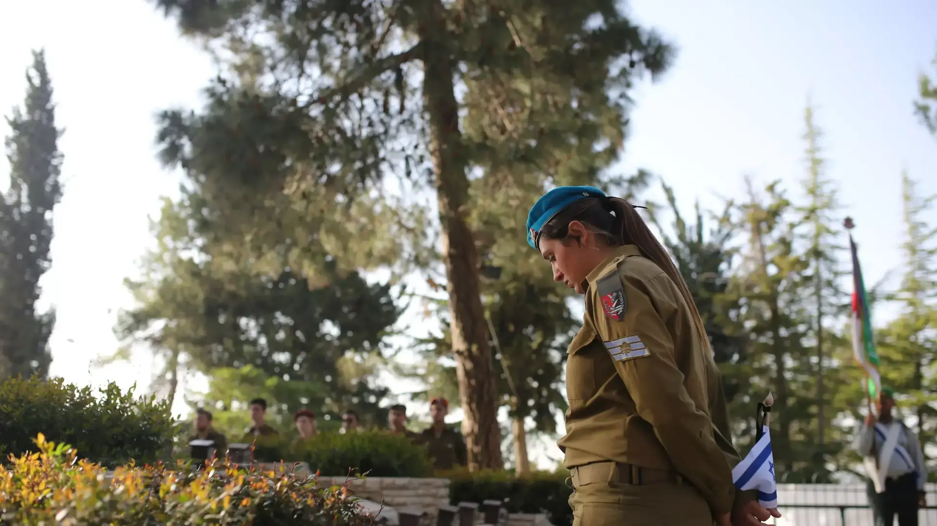 טקס הנחת "דגלון לנופל" על קבריהם של חללי מערכות ישראל, אפריל 2015 טקס הנחת "דגלון לנופל" על קבריהם של חללי מערכות ישראל, אפריל 2015