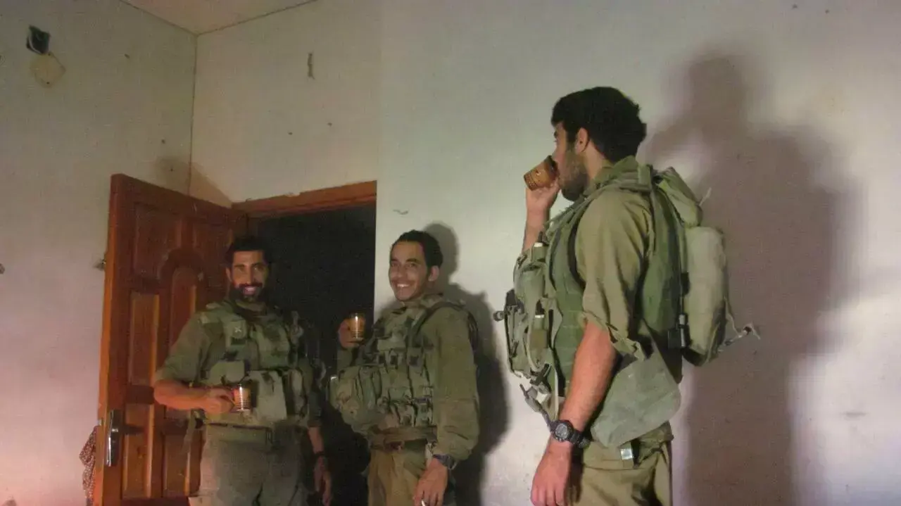 דולב אוחיון וחברי הצוות שלו מסיירת רימון בתוך עזה בזמן מבצע צוק איתן דולב אוחיון וחברי הצוות שלו מסיירת רימון בתוך עזה בזמן מבצע צוק איתן