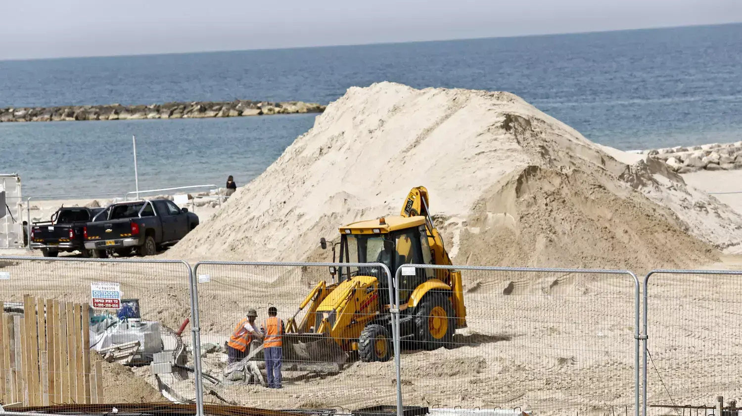 שיפוץ טיילת תל אביב, חוף בוגרשוב, אפריל 2015 שיפוץ טיילת תל אביב, חוף בוגרשוב, אפריל 2015