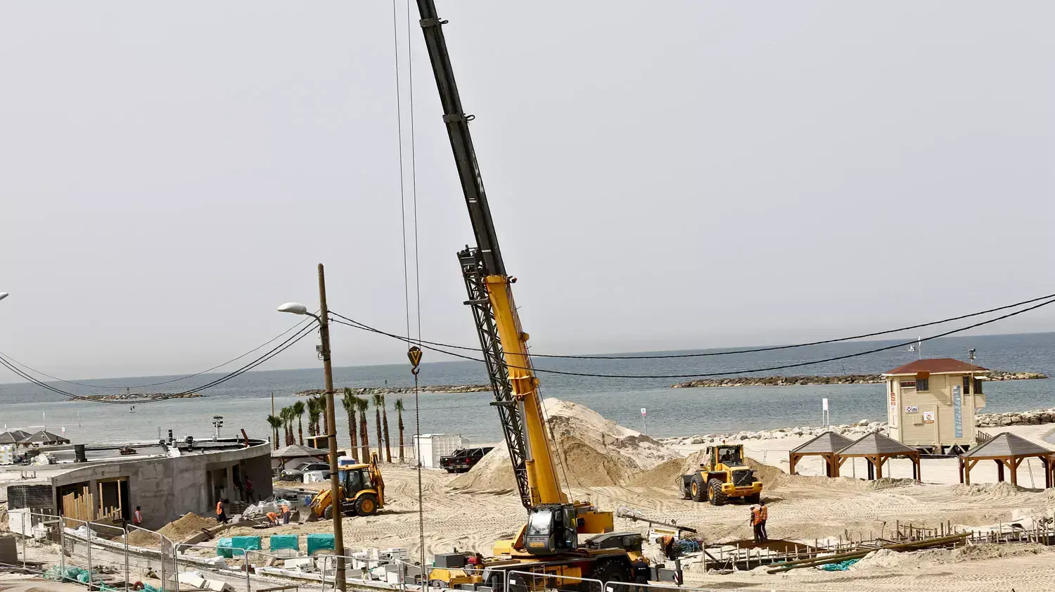 שיפוץ טיילת תל אביב, חוף בוגרשוב, אפריל 2015 שיפוץ טיילת תל אביב, חוף בוגרשוב, אפריל 2015