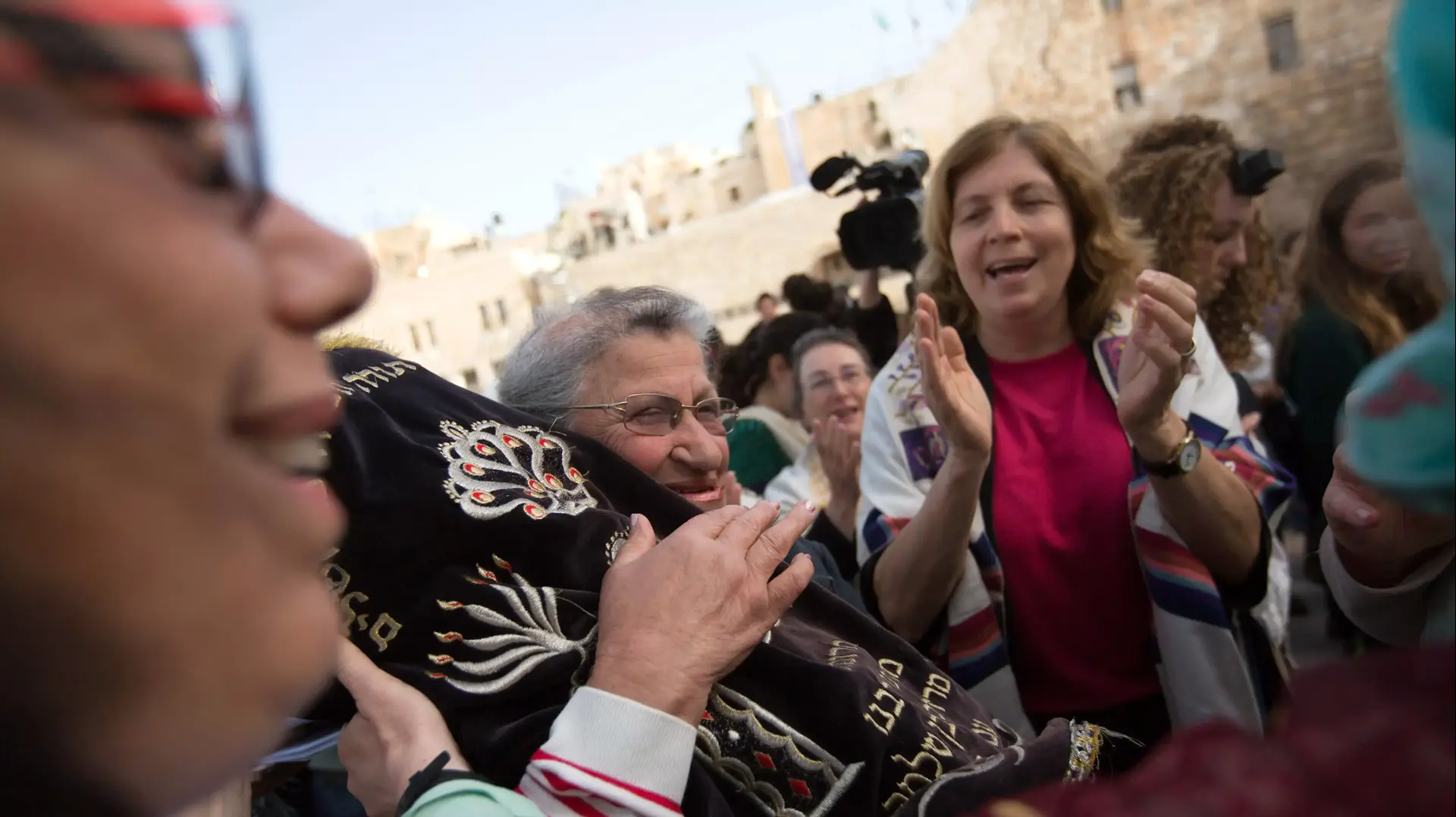 נשות הכותל מבריחות ספר תורה לכותל נשות הכותל מבריחות ספר תורה לכותל