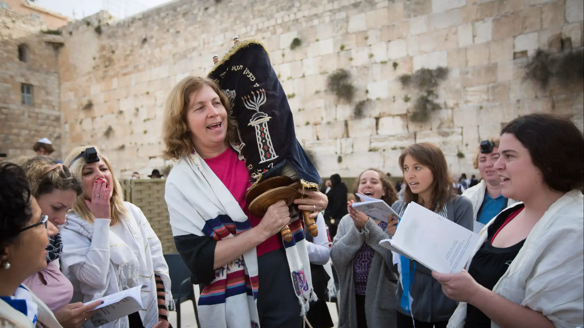 נשות הכותל מבריחות ספר תורה לכותל נשות הכותל מבריחות ספר תורה לכותל