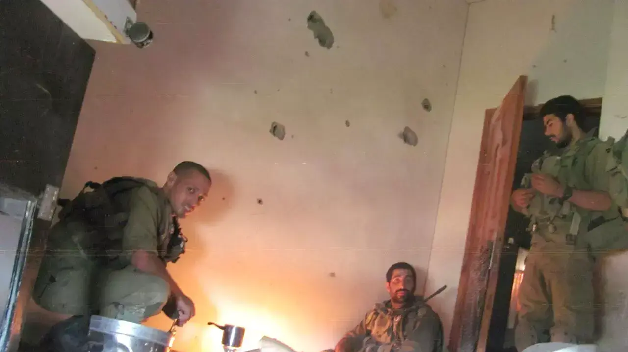מתוך שהותו של סמ"ר דולב אוחיון ויחידתו בעזה מתוך שהותו של סמ"ר דולב אוחיון ויחידתו בעזה