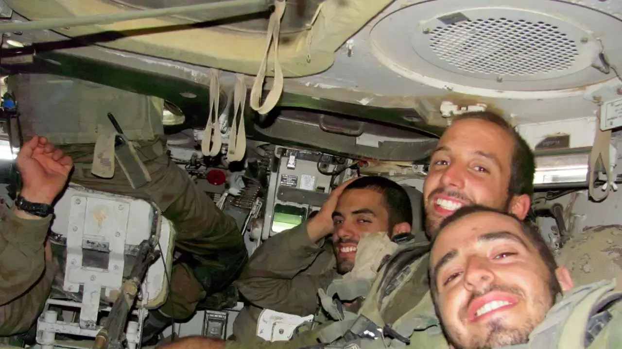 חבריו של סמ"ר דולב אוחיון בנגמ"ש חבריו של סמ"ר דולב אוחיון בנגמ"ש