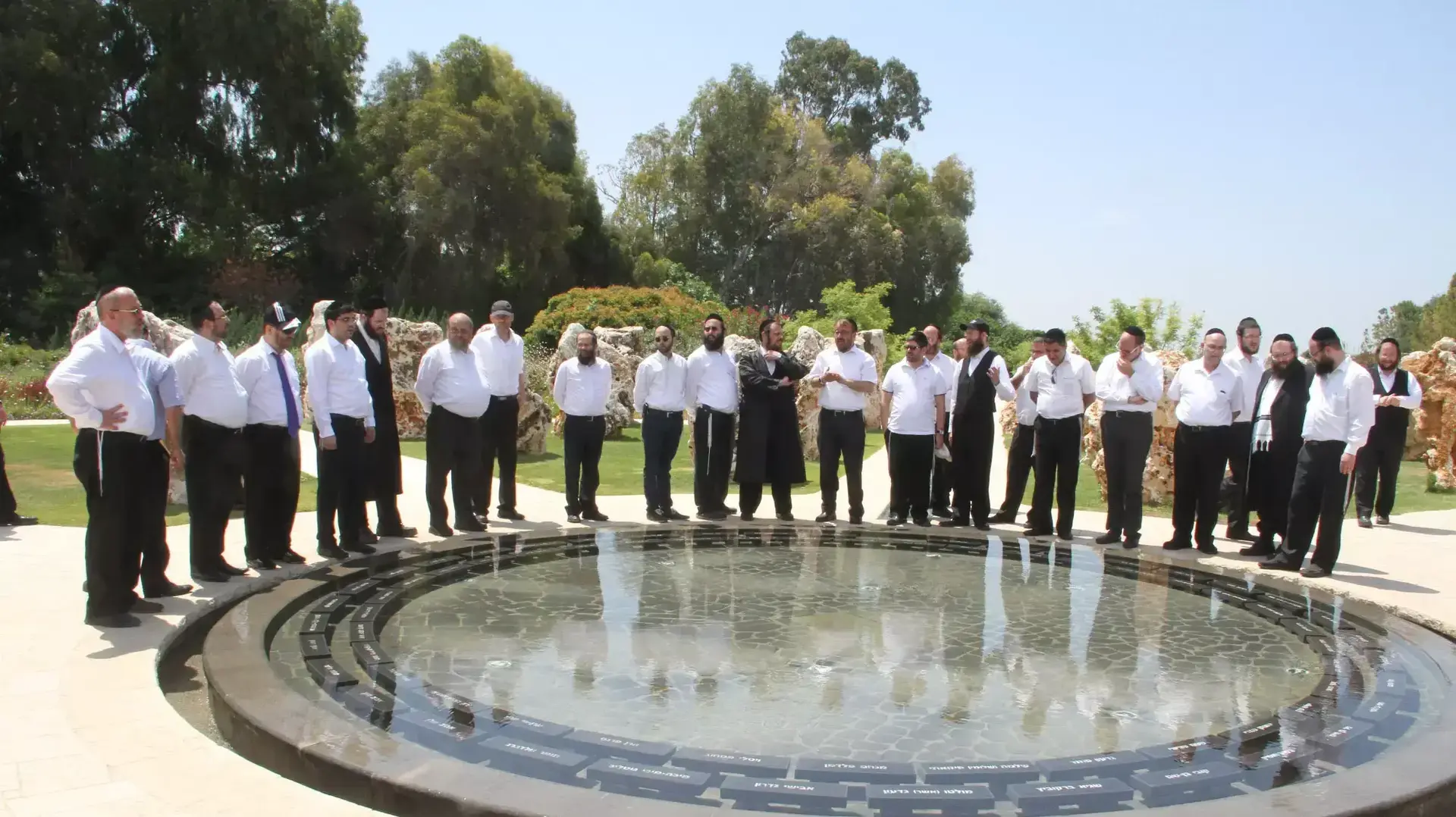 חרדים בטקס ליד המזרקה של 73 החללים מאסון המסוקים חרדים בטקס ליד המזרקה של 73 החללים מאסון המסוקים