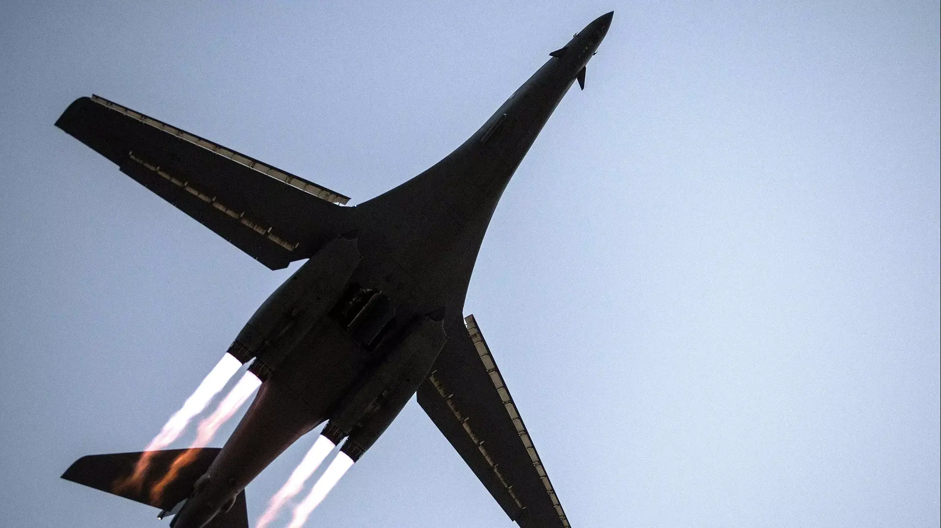 מפציץ מדגם B-1 של חיל האוויר האמריקני ממריא מבסיס אל-עדייד בקטאר להפצצות נגד יעדי דאעש (המדינה האיסלאמית) אפריל 2015 מפציץ מדגם B-1 של חיל האוויר האמריקני ממריא מבסיס אל-עדייד בקטאר להפצצות נגד יעדי דאעש (המדינה האיסלאמית) אפריל 2015