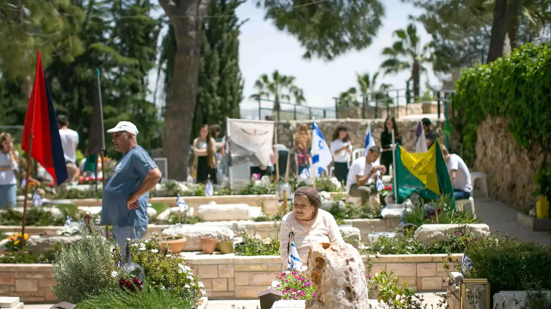 משפחות וחיילים עולים להר הרצל בערב יום הזיכרון, ירושלים. אפריל 2015 משפחות וחיילים עולים להר הרצל בערב יום הזיכרון, ירושלים. אפריל 2015
