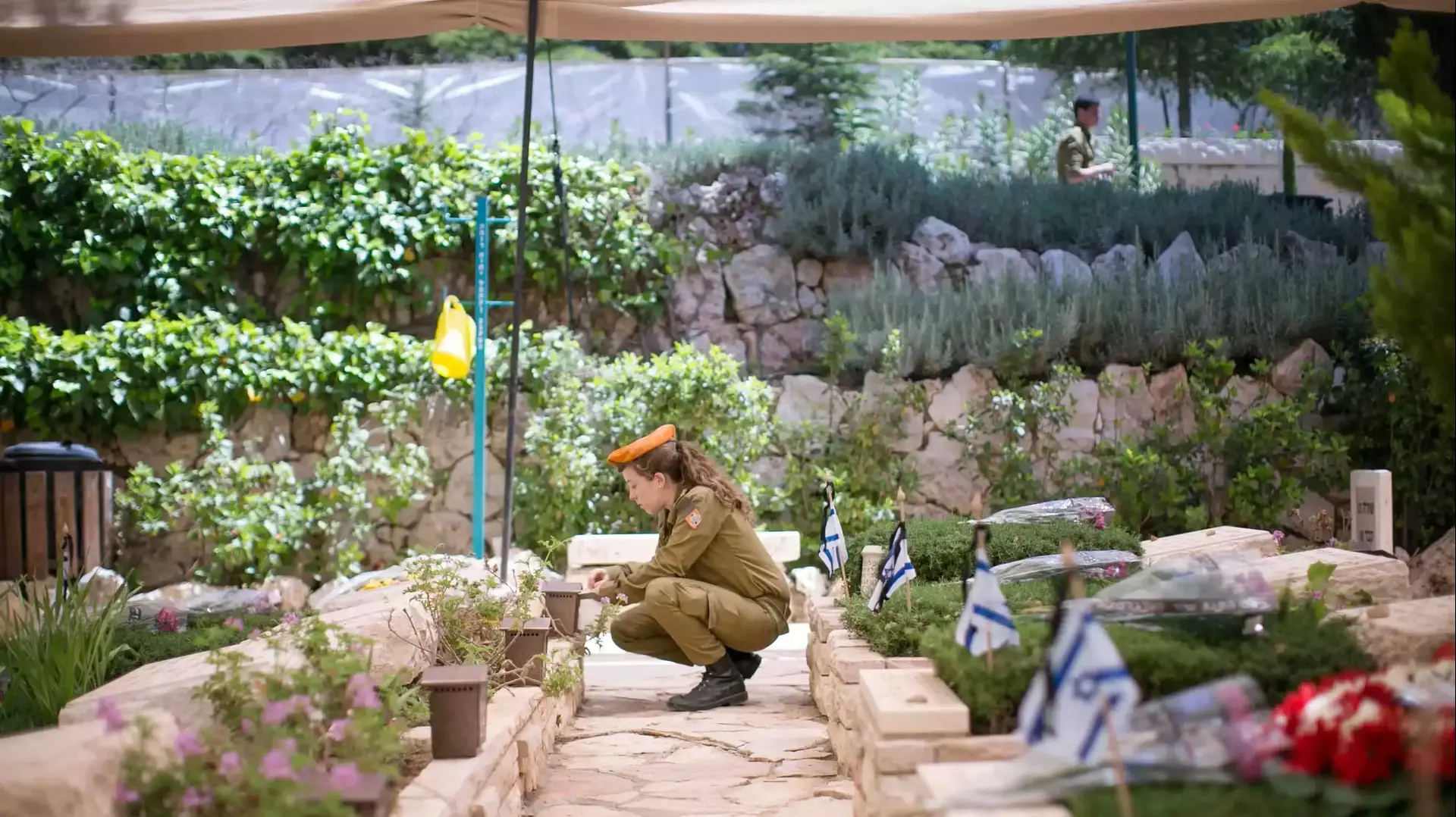 משפחות וחיילים עולים להר הרצל בערב יום הזיכרון, ירושלים. אפריל 2015 משפחות וחיילים עולים להר הרצל בערב יום הזיכרון, ירושלים. אפריל 2015