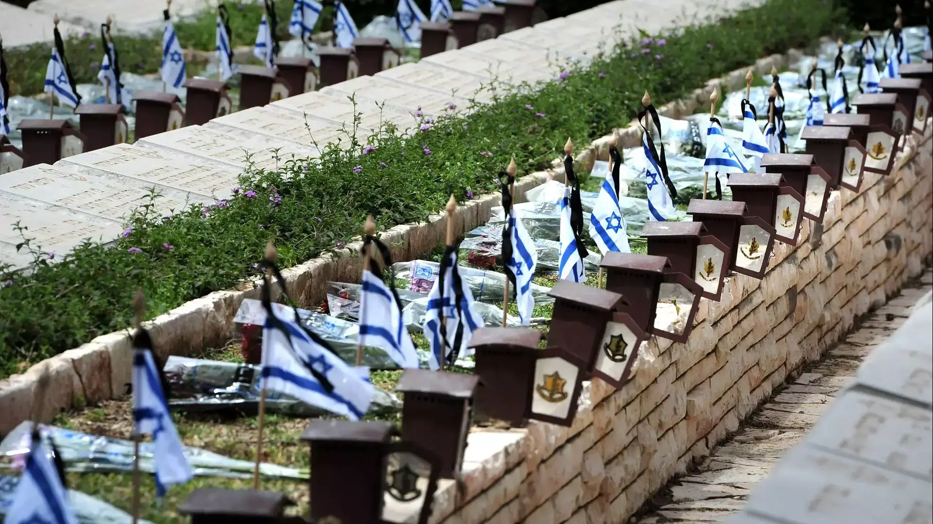 תלמידים מגבעת שמואל בבית קברות נחלת יצחק , אפריל 2015 תלמידים מגבעת שמואל בבית קברות נחלת יצחק , אפריל 2015