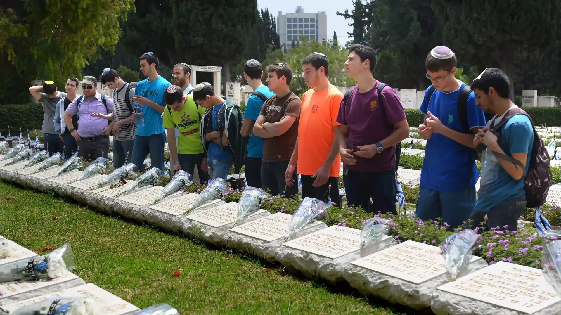 תלמידים מגבעת שמואל בבית קברות נחלת יצחק , אפריל 2015 תלמידים מגבעת שמואל בבית קברות נחלת יצחק , אפריל 2015