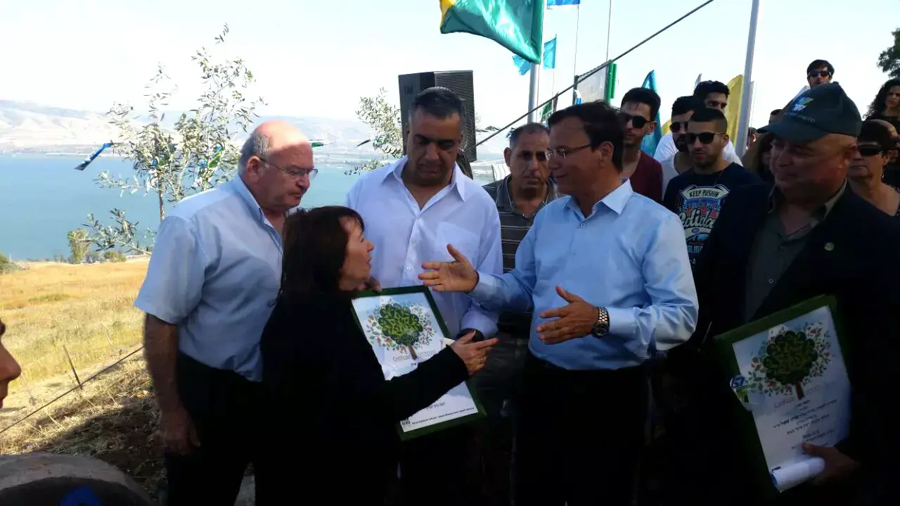 משמאל, יוסי ורדי, ראש המועצת האזורית עמק הירדן עומד ליד זהבה והרצל שאול הוריו של אורון שאול בטקס הקדשת מצפה אורון להנצחת אורון שאול ז"ל, אפריל 2015 משמאל, יוסי ורדי, ראש המועצת האזורית עמק הירדן עומד ליד זהבה והרצל שאול הוריו של אורון שאול בטקס הקדשת מצפה אורון להנצחת אורון שאול ז"ל, אפריל 2015
