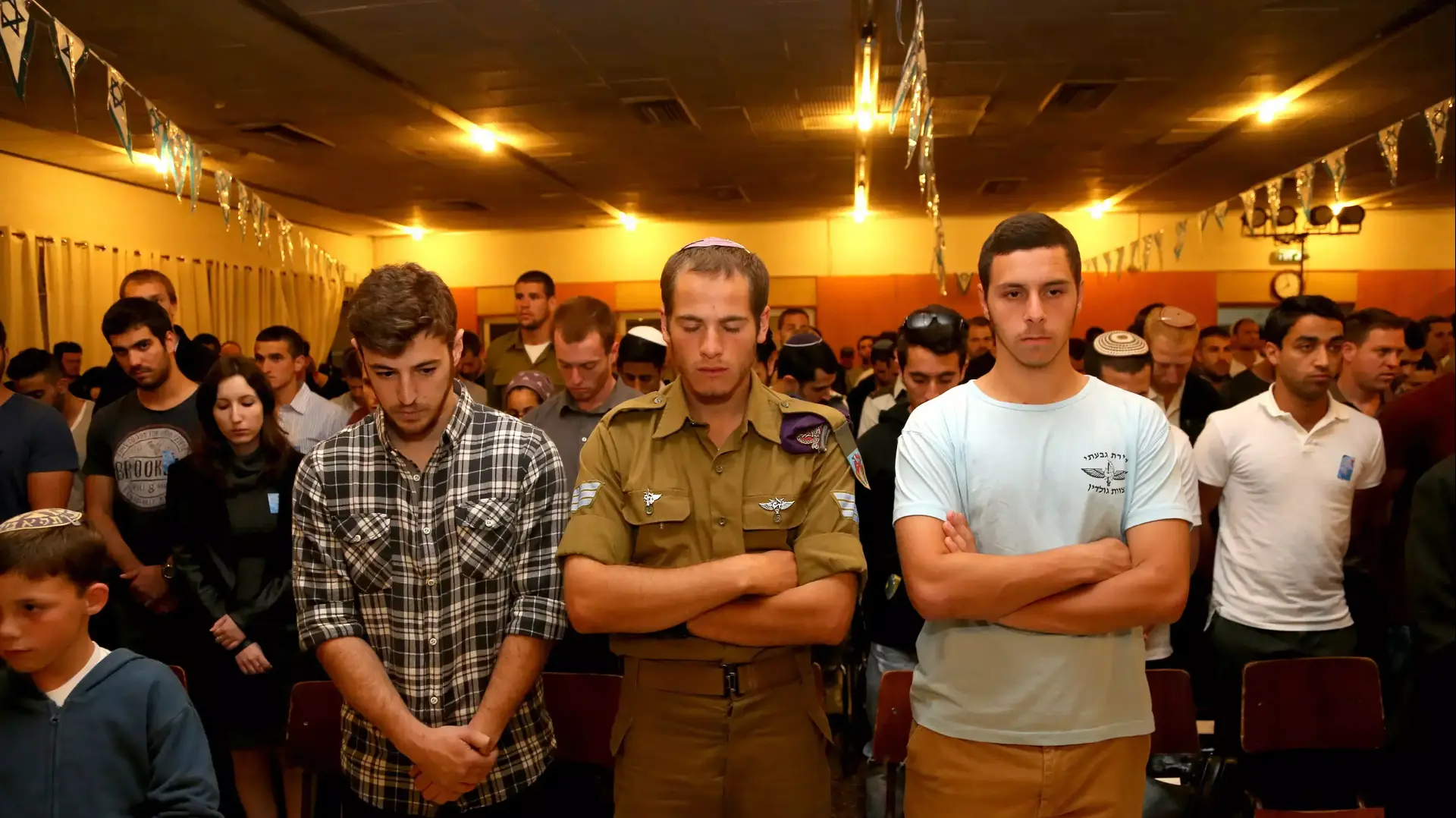 טקס יום הזיכרון לנופלי גדוד הסיור של חטיבת גבעתי. הטקס ייערך בסימן חמשת המפקדים והלוחמים מהיחידה אשר נפלו בשנה האחרונה במבצע צוק איתן. בארות יצחק, אפריל 2015 טקס יום הזיכרון לנופלי גדוד הסיור של חטיבת גבעתי. הטקס ייערך בסימן חמשת המפקדים והלוחמים מהיחידה אשר נפלו בשנה האחרונה במבצע צוק איתן. בארות יצחק, אפריל 2015