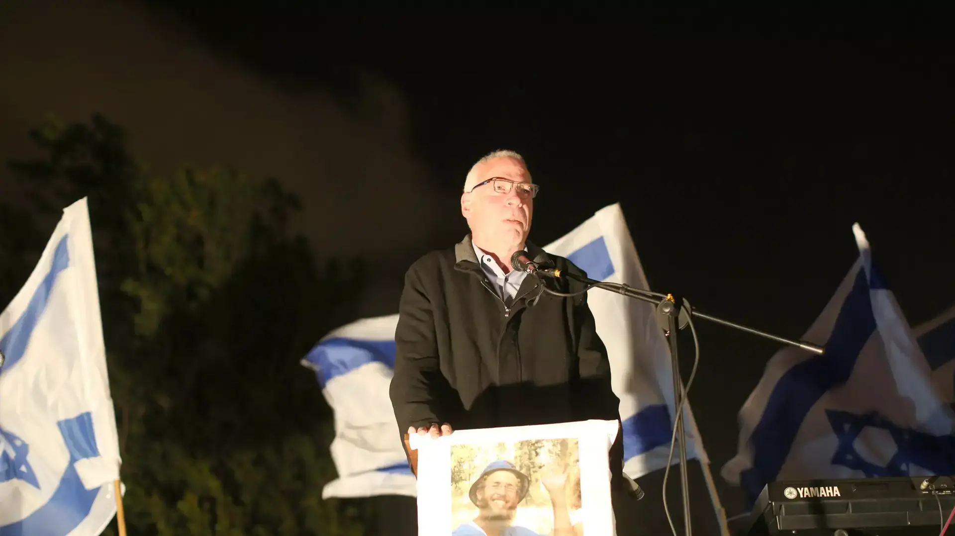 ערב שירה וזיכרון לזכרו של שלום שרקי, בגבעה הצרפתית בירושלים. אפריל 2015 ערב שירה וזיכרון לזכרו של שלום שרקי, בגבעה הצרפתית בירושלים. אפריל 2015