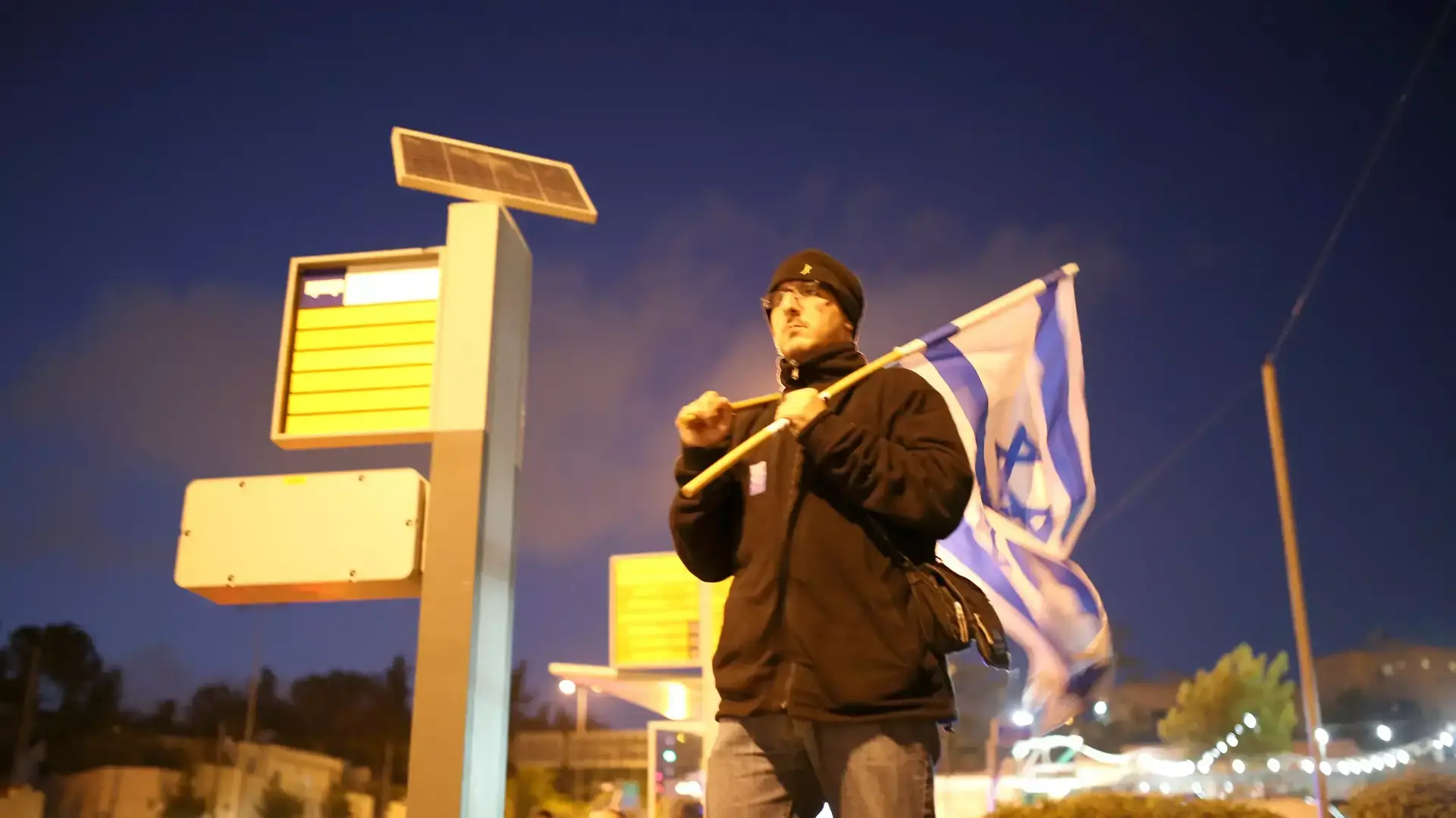 ערב שירה וזיכרון לזכרו של שלום שרקי, בגבעה הצרפתית בירושלים. אפריל 2015 ערב שירה וזיכרון לזכרו של שלום שרקי, בגבעה הצרפתית בירושלים. אפריל 2015