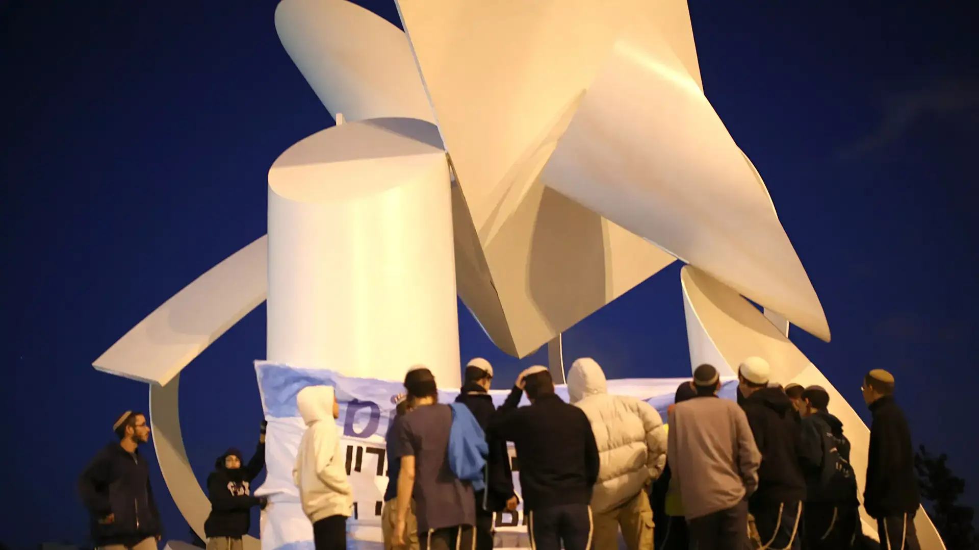 ערב שירה וזיכרון לזכרו של שלום שרקי, בגבעה הצרפתית בירושלים. אפריל 2015 ערב שירה וזיכרון לזכרו של שלום שרקי, בגבעה הצרפתית בירושלים. אפריל 2015
