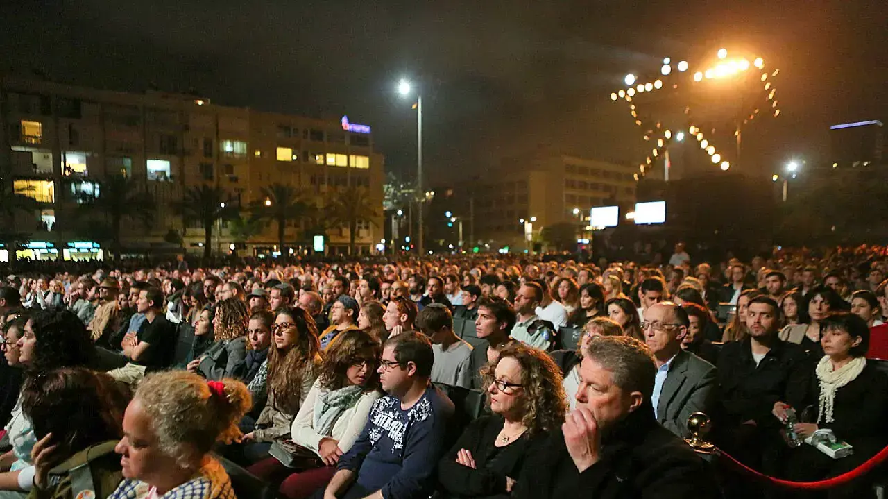 שרים בכיכר רבין, ערב יום הזיכרון. אפריל 2015 שרים בכיכר רבין, ערב יום הזיכרון. אפריל 2015