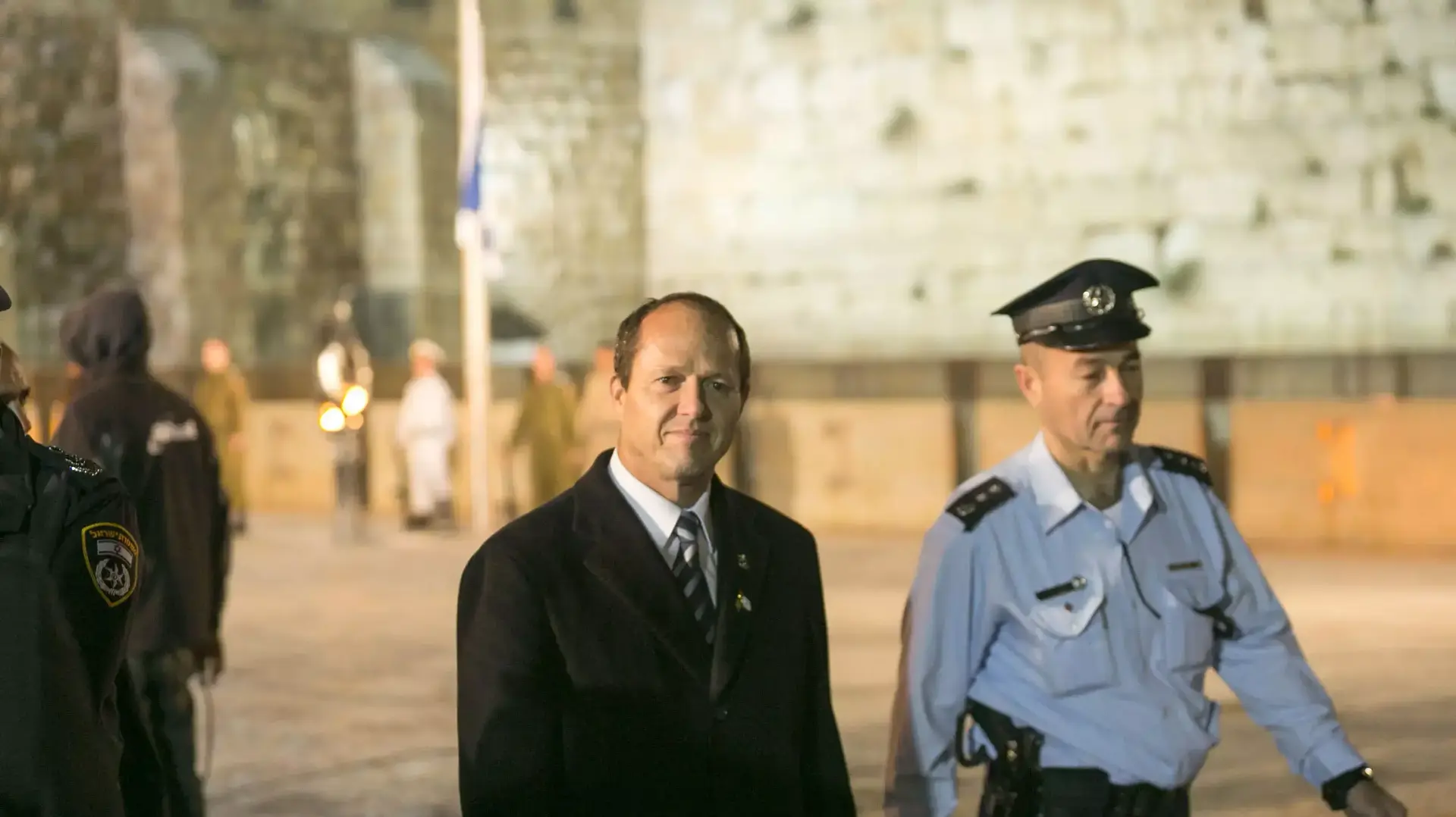ראש עיריית ירושלים, ניר ברקת, בהדלקת נר בכותל ליום הזיכרון. אפריל 2015 ראש עיריית ירושלים, ניר ברקת, בהדלקת נר בכותל ליום הזיכרון. אפריל 2015