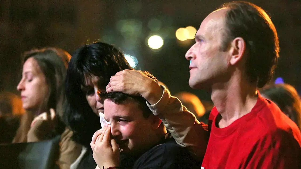משפחתו של רועי פלס ז"ל שנהרג בצוק איתן בשרים בכיכר רבין, ערב יום הזיכרון. אפריל 2015 משפחתו של רועי פלס ז"ל שנהרג בצוק איתן בשרים בכיכר רבין, ערב יום הזיכרון. אפריל 2015