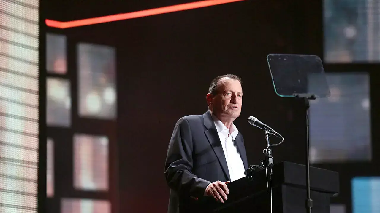 ראש עיריית תל אביב, רון חולדאי, שרים בכיכר רבין, ערב יום הזיכרון. אפריל 2015 ראש עיריית תל אביב, רון חולדאי, שרים בכיכר רבין, ערב יום הזיכרון. אפריל 2015