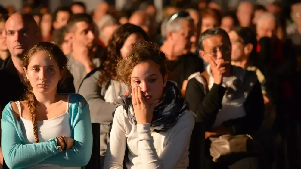 למעלה ממאה פלסטינים קיבלו אישור להיכנס לטקס של פורום המשפחות השכולות, גני התערוכה. אפריל 2015 למעלה ממאה פלסטינים קיבלו אישור להיכנס לטקס של פורום המשפחות השכולות, גני התערוכה. אפריל 2015
